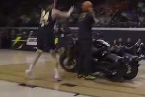 厉害了！陈登星凭借飞人臀下换手坐扣，淘汰NBA扣篮王麦克朗